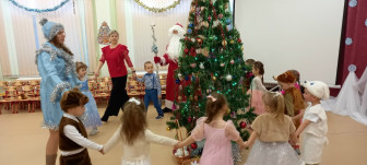 Новогодний утренник в группе "Пчелки".