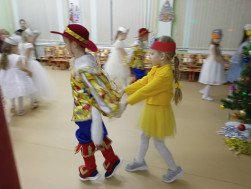 Новогодний утренник в группах "Непоседы" и "Почемучки".