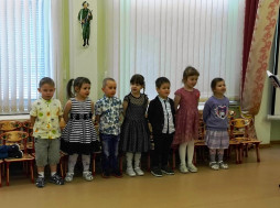 Утренник к Дню Защитника Отечества для пап группы "Пчелки".