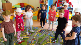 Креативная игра в группе "Пчелки".
