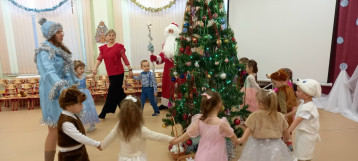 Новогодний утренник в группе "Пчелки".